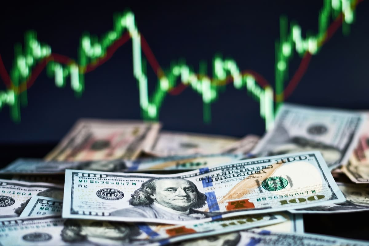 El dólar mayorista tocó $1.511,50 y el minorista se sostiene en $1.530
