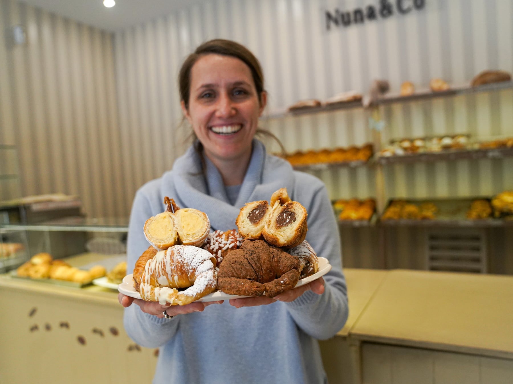 Medialunas rellenas hechas a mano en tres días: el proceso artesanal de una panadería con cuatro locales