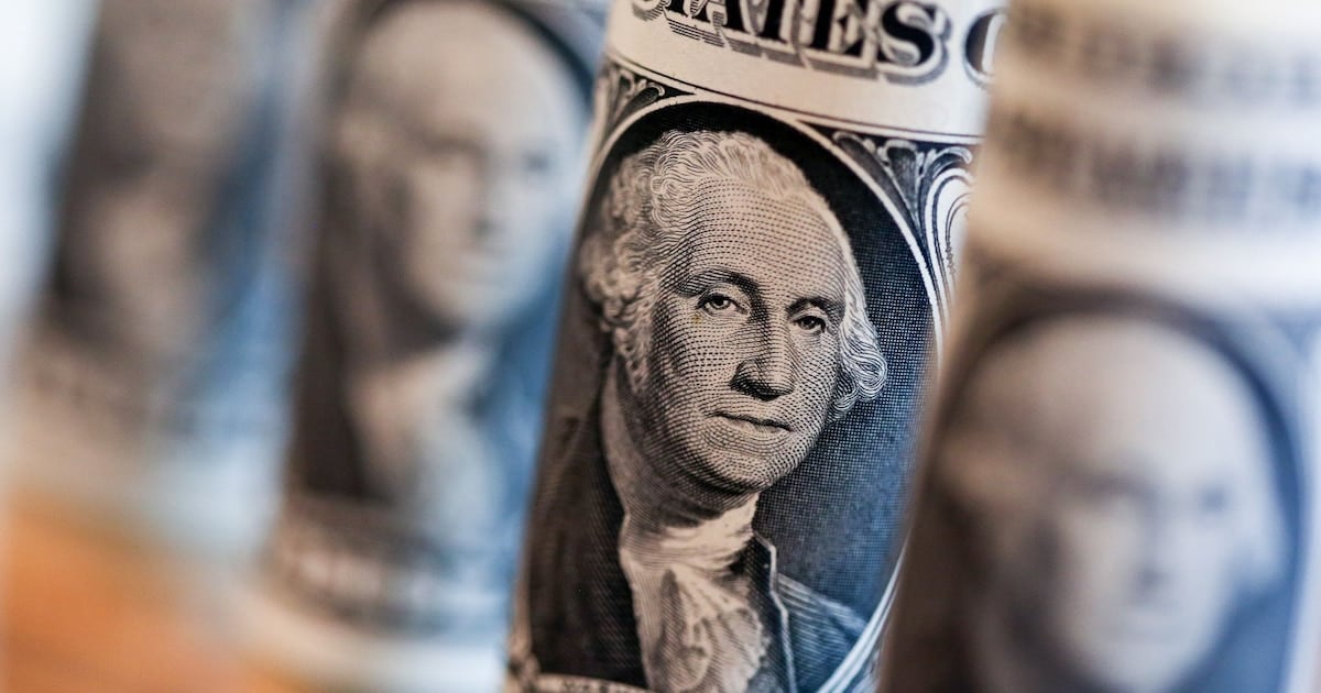 El dólar oficial perforó los 1.535 pesos en el Nación y se consolidó como el precio más alto de la serie