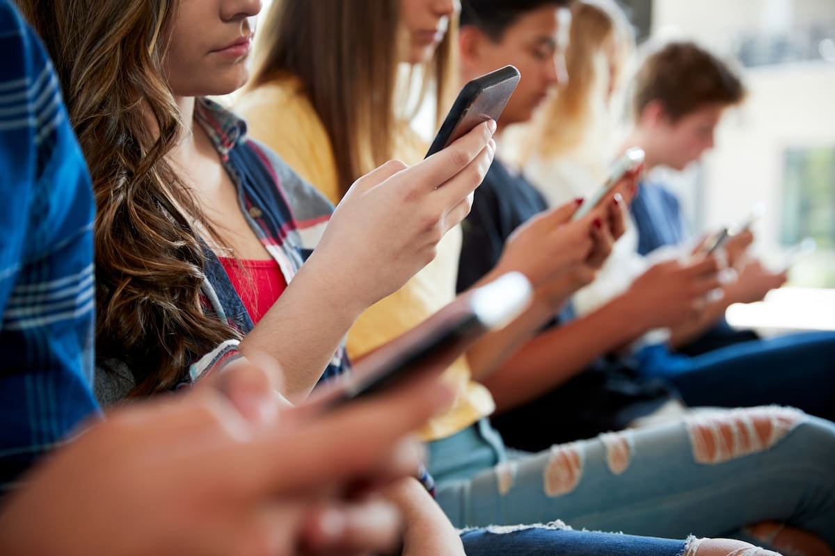 Inversión adolescente en Argentina: cerca de 9.000 cuentas juveniles abiertas y un perfil diversificado en cedears y tecnológicas