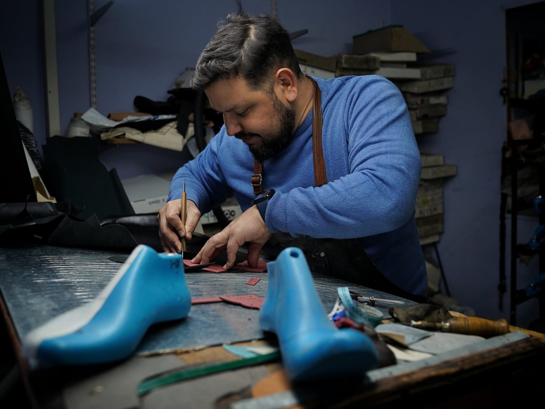 En Suipacha, la técnica de un zapato que hace posible el tango