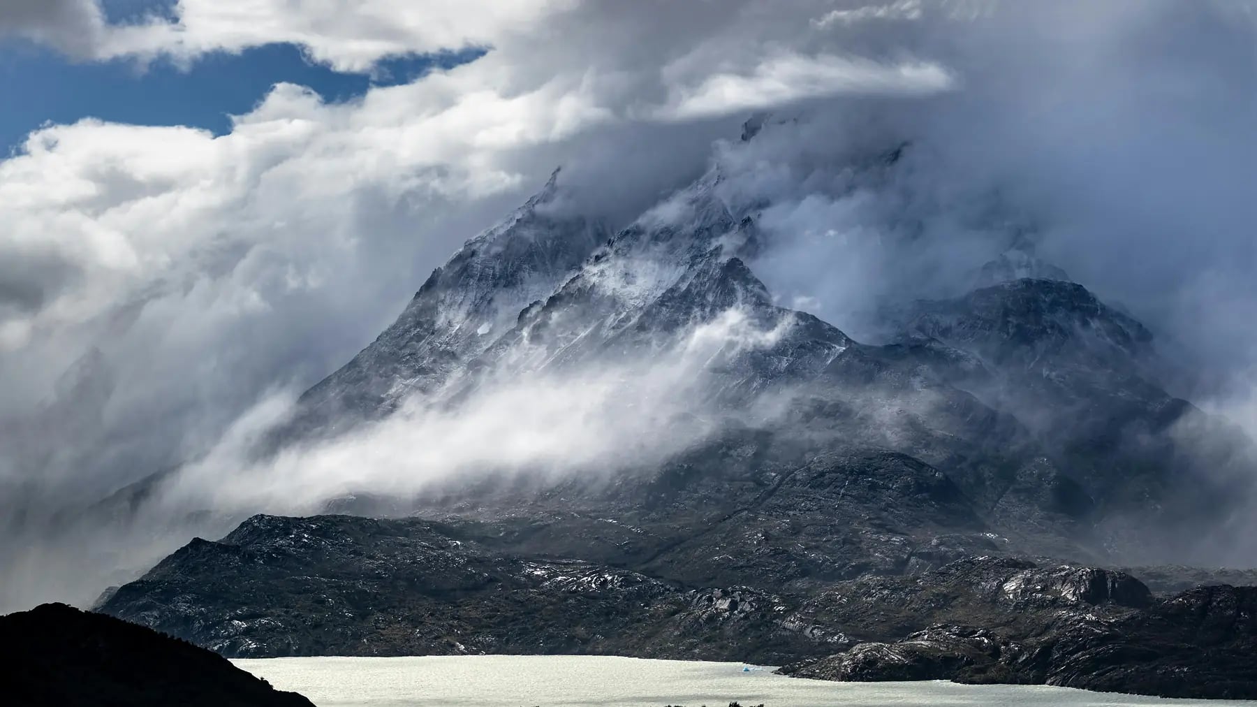 El viernes llega con viento y nubes a Neuquén, pero el finde trae un respiro en el valle y sigue crudo en la cordillera