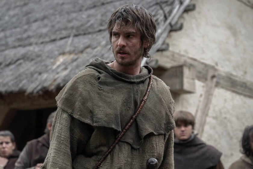 Andrew Garfield se calza la capucha de Robin Hood en una Inglaterra en llamas que todavía no lo sabe