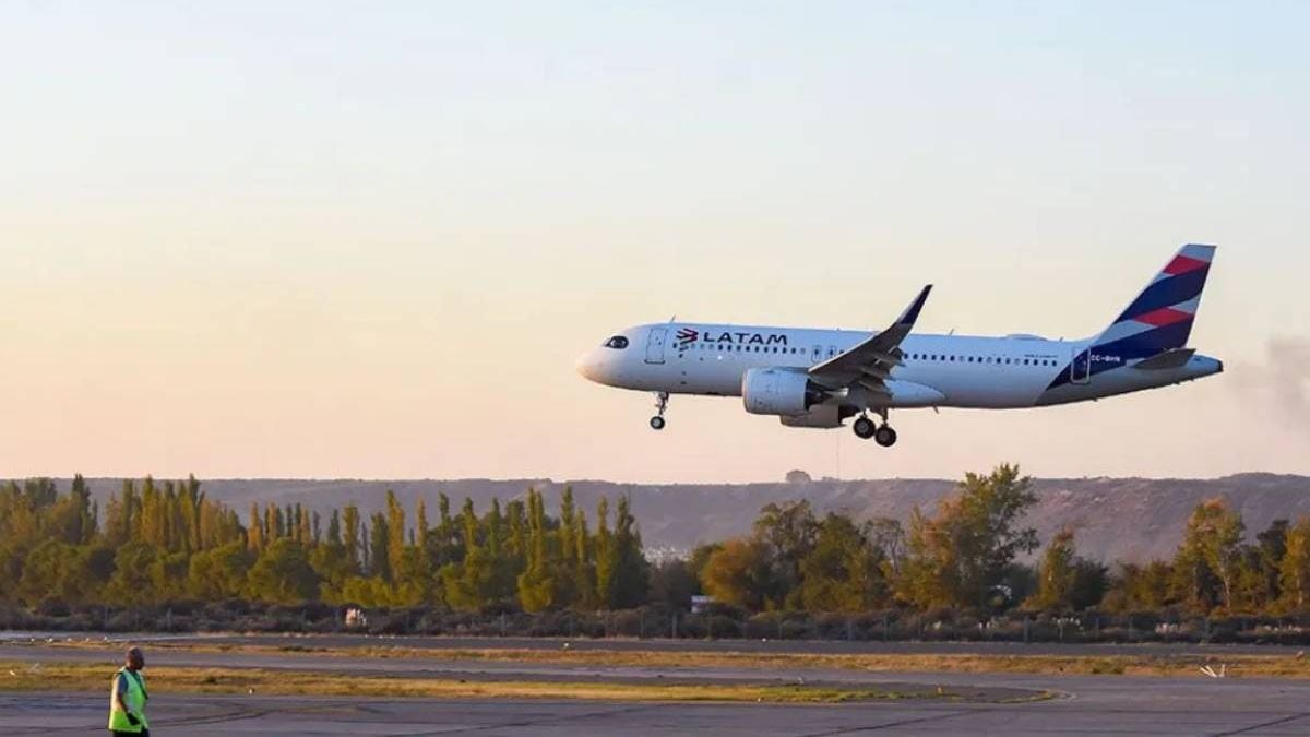 Se baja LATAM: en octubre se cae el vuelo directo entre Neuquén y Santiago y la Patagonia pierde su atajo a Chile