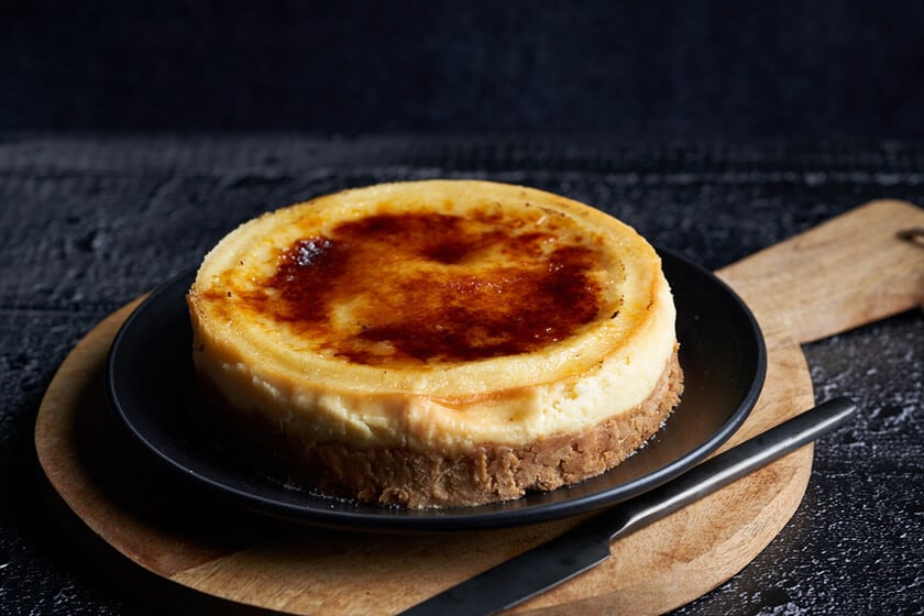 Cheesecake con costra caramelizada: el cruce perfecto entre dos clásicos que reinventa la mesa dulce