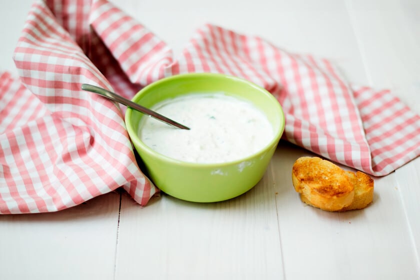 Tzatziki casero: la salsa griega que se hace con cuatro ingredientes y mejora de un día para otro