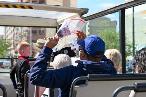 Neuquén te lleva gratis a conocer cada rincón de la ciudad: subite a un bus descapotable y dejate guiar