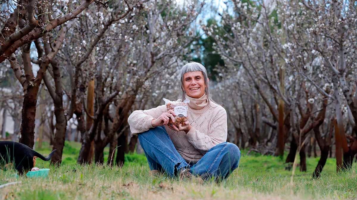 De las aulas al almendro: la profesora jubilada que cosechó una nueva vida en Plottier