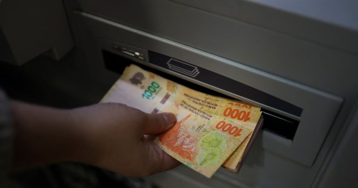 Cajeros ajenos, reposiciones y tarjetas adicionales: el mapa de comisiones que publicó el Banco Central