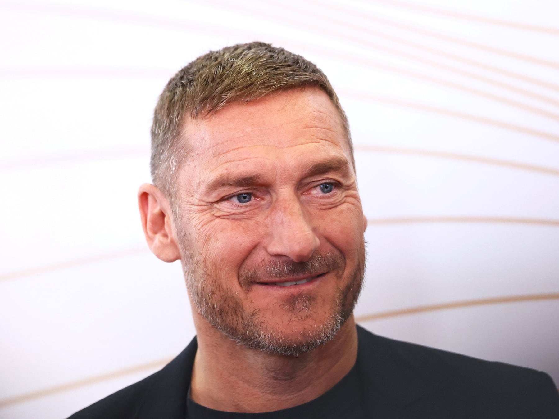 Totti cambia la pelota de fútbol por una naranja: ahora mete mano en el básquet de Roma
