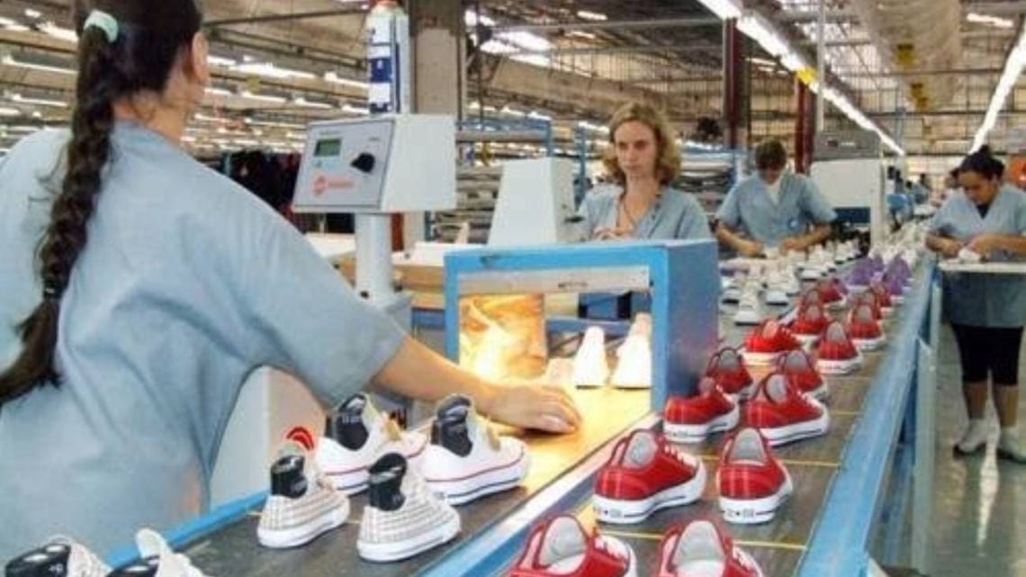 El cierre de Coopershoes en Las Flores dejó a Las Flores sin su planta de zapatillas Converse y expuso la crisis del calzado argentino