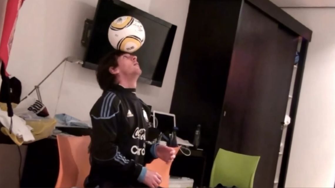 Lionel, la Jabulani y los pies desnudos: el video que los jugadores de la Selección no se pueden sacar de la cabeza