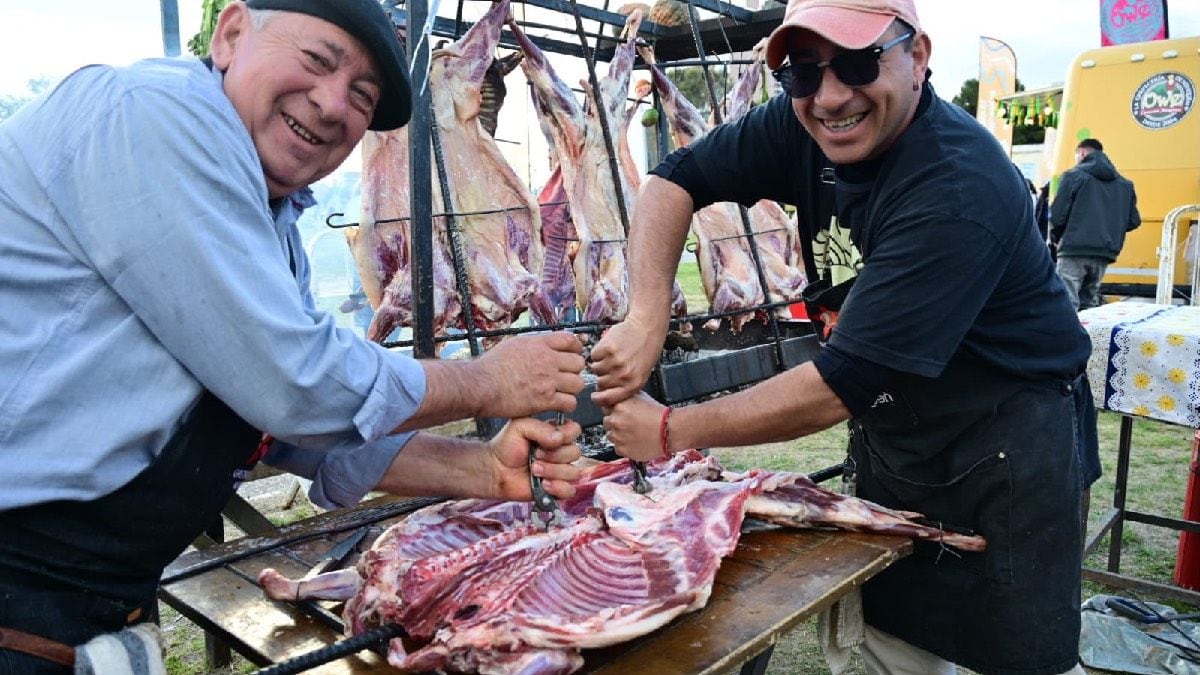 Neuquén capital se llenó de sabor: más de 90 puestos y música en vivo en el Parque Jaime de Nevares