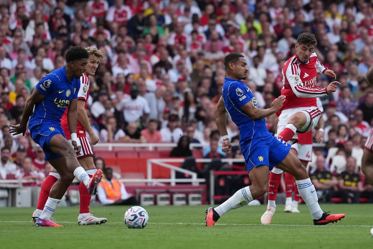 Arsenal dio vuelta un partido bravo y quedó como único puntero