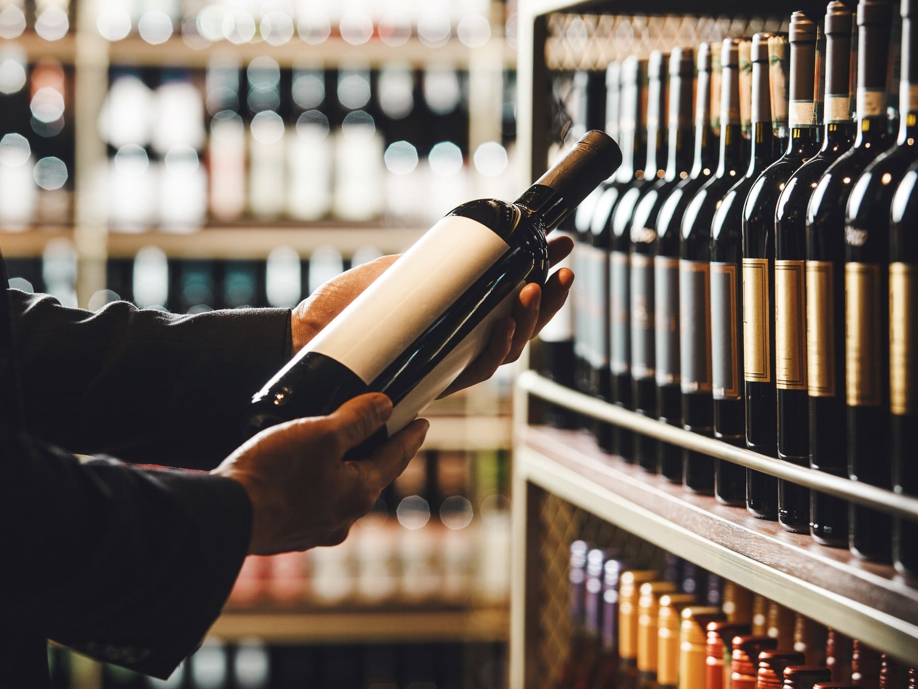 Decodificar el vino: lo que de verdad dice (y lo que no) la etiqueta de esa botella que tenés en la mano