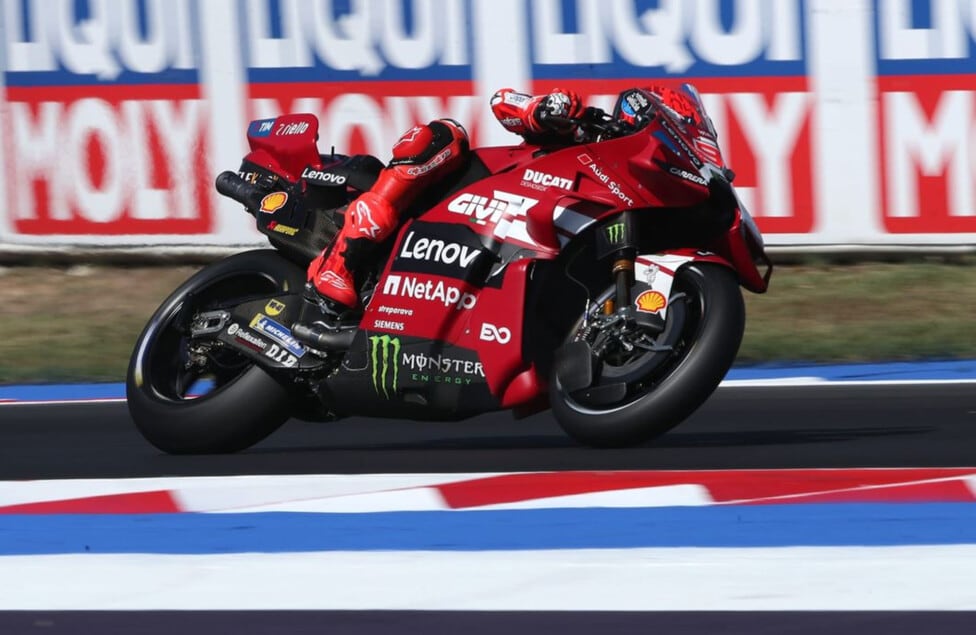 Márquez tomó el Misano con la mano derecha: Bezzecchi le respiró en la nuca y Martín quedó lejos