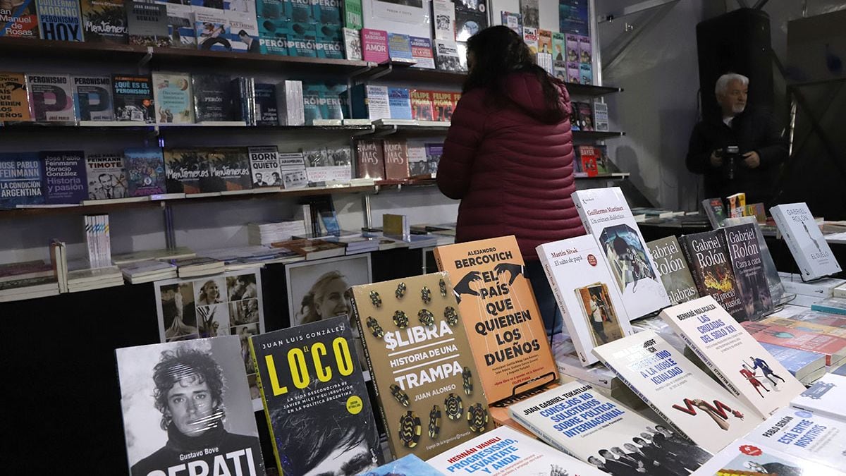 La Feria del Libro de Neuquén vuelve al Parque Central con libros desde dos mil pesos y una apuesta a los combos