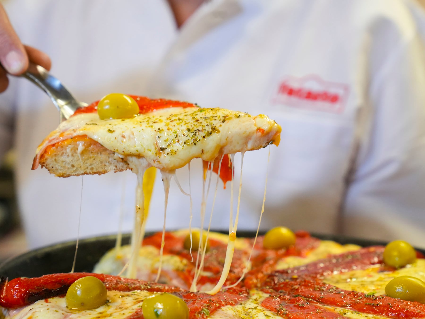 Dos porciones de pizza o empanadas a dos mil pesos frente al Obelisco: la movida solidaria que se viene este lunes