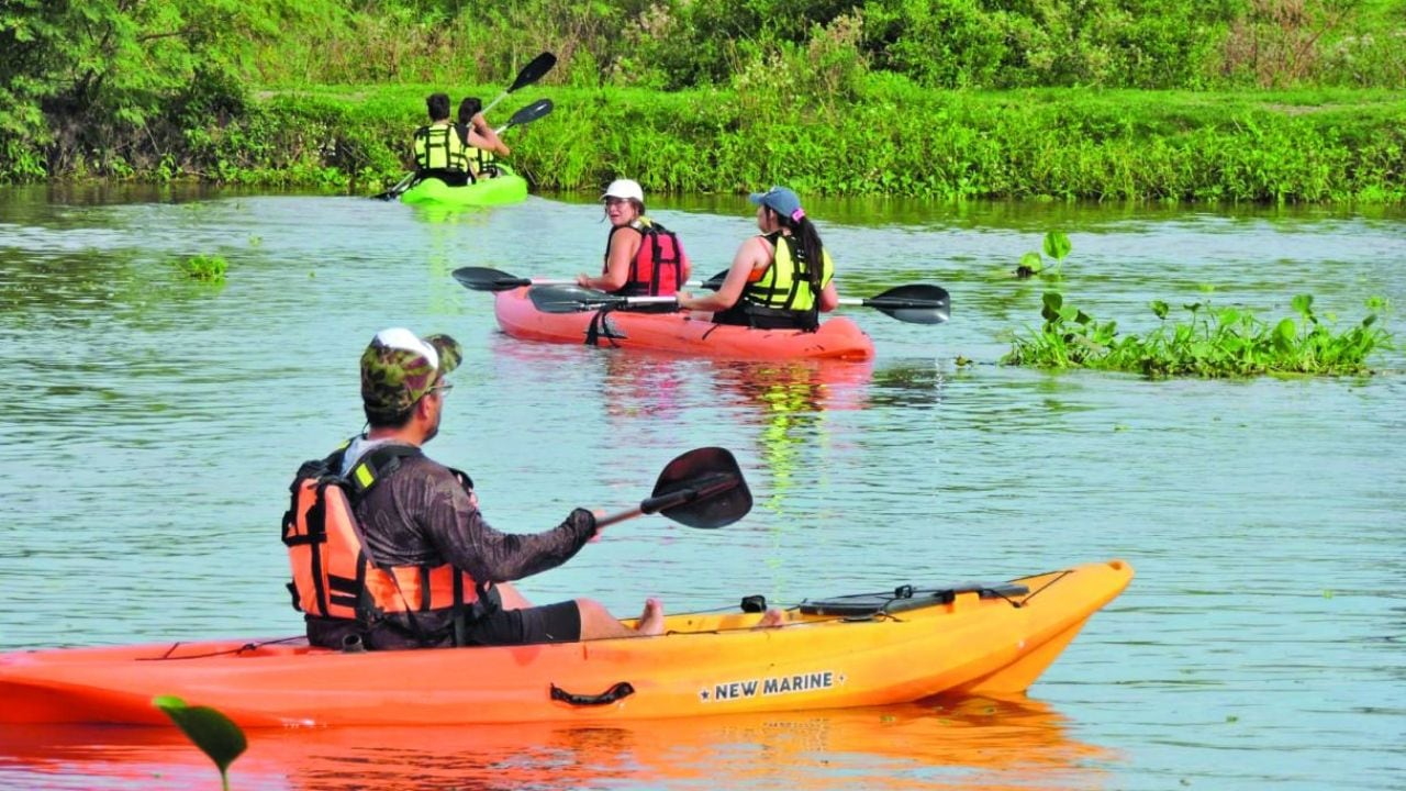 Remar contra el cielo grande: una jornada en kayak por la laguna Setúbal, el espejo rojizo que abraza a Santa Fe