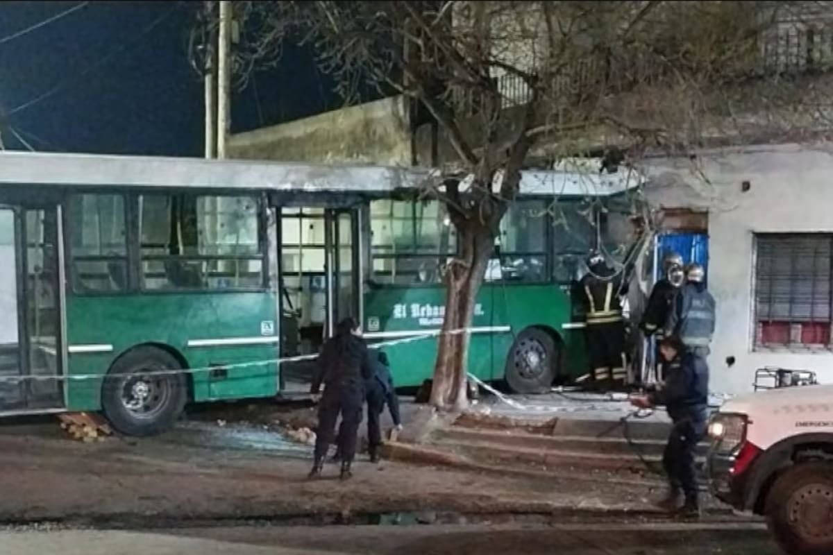 Un colectivo de la línea 527 terminó incrustado en una vivienda y su chofer murió en el acto en Temperley