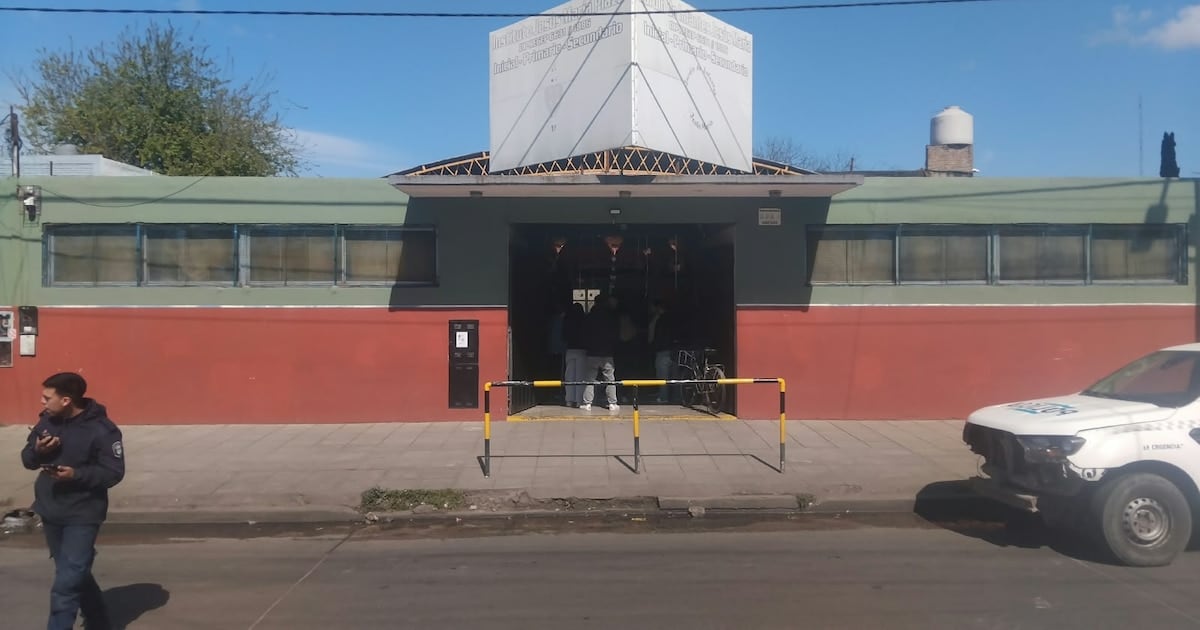Un revólver dentro de una mochila y un disparo accidental sacudieron a una secundaria de Villa Dorrego