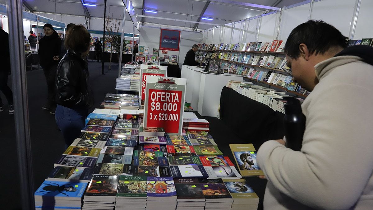 La Feria del Libro de Neuquén se extiende hasta el domingo con talleres, charlas y teatro en el Parque Central