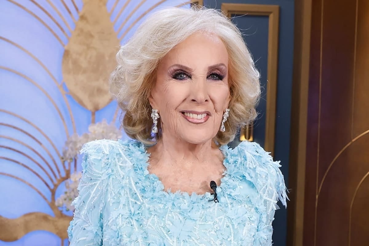 Juana Viale vuelve a calzarse el delantal de Mirtha: la abuela sigue tosiendo y el living espera