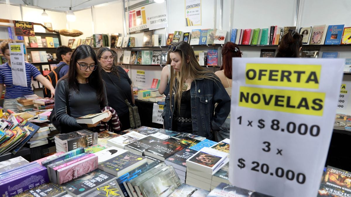 Una vuelta por la Feria del Libro de Neuquén: libros desde dos mil pesos y una tarde para llenar con historias
