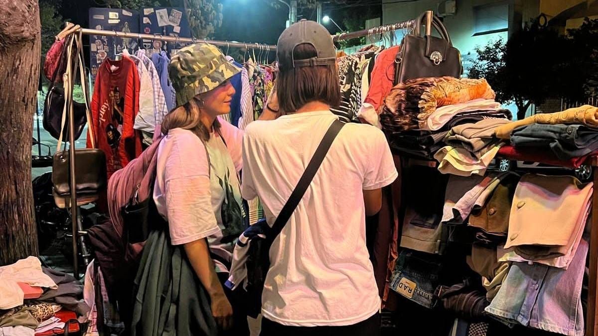 Un sábado en Neuquén con doble turno: feria de tarde y fiesta de madrugada en La Vereda Cultural
