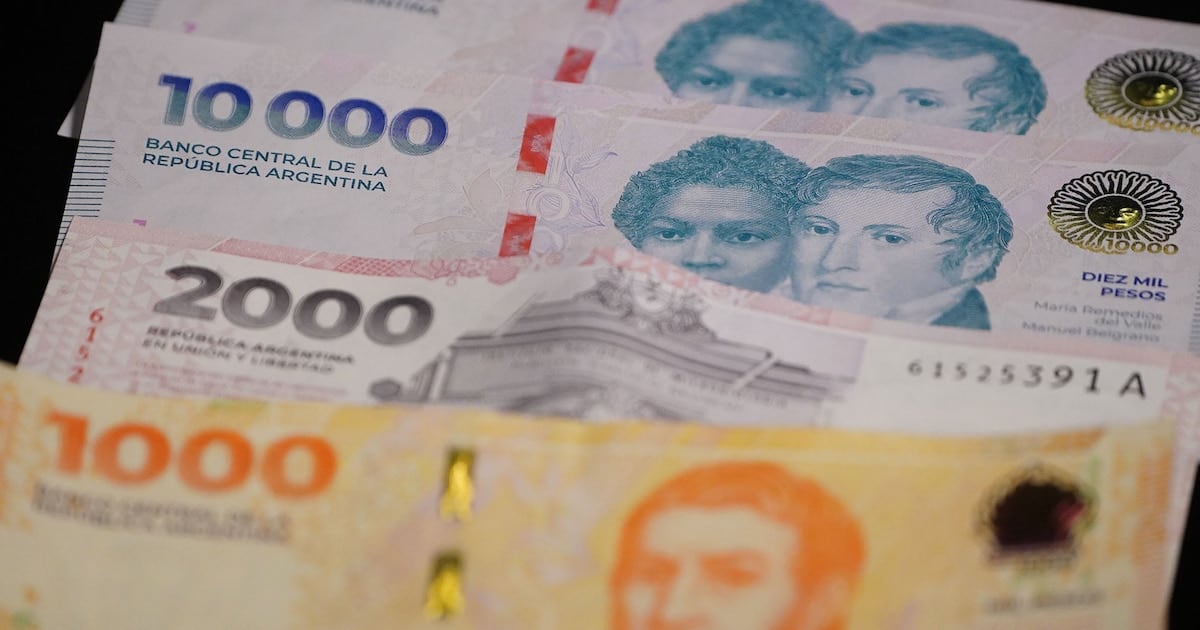 El billete de mil pesos se achica en poder de compra y en unidades en circulación
