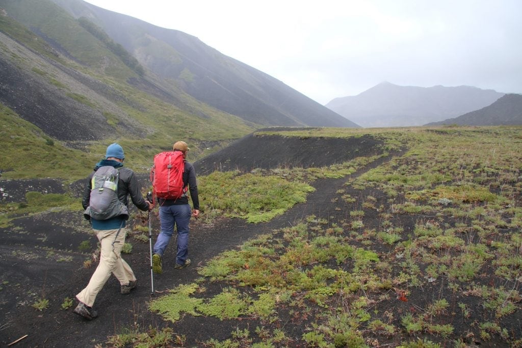 Caminar por dentro del Malacara: una jornada entre cráteres amarillos y lagunas a la distancia en el sur mendocino