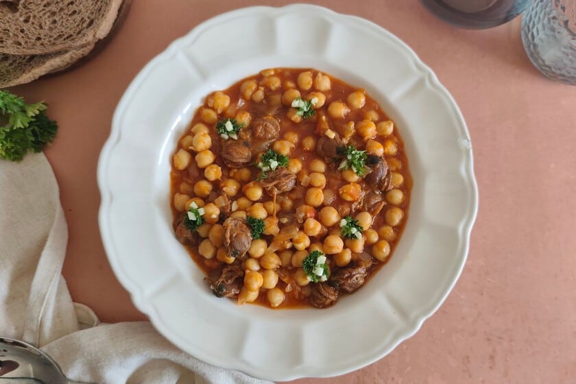 Garbanzos con zamburiñas: el guiso exprés que rescata dos conservas del placard