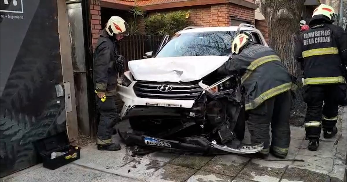 Un conductor de 33 años perdió el control de su vehículo en Palermo y terminó sobre la vereda