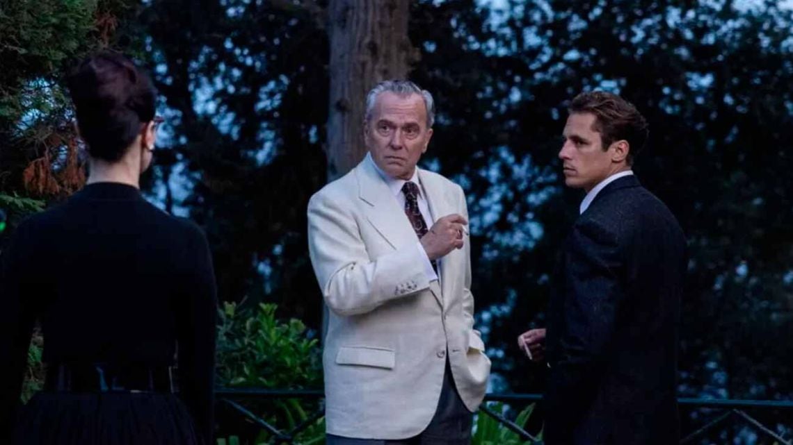 Un Sherlock Holmes fuera de la pantalla, encerrado en un hotel y frente a un crimen que no puede delegar