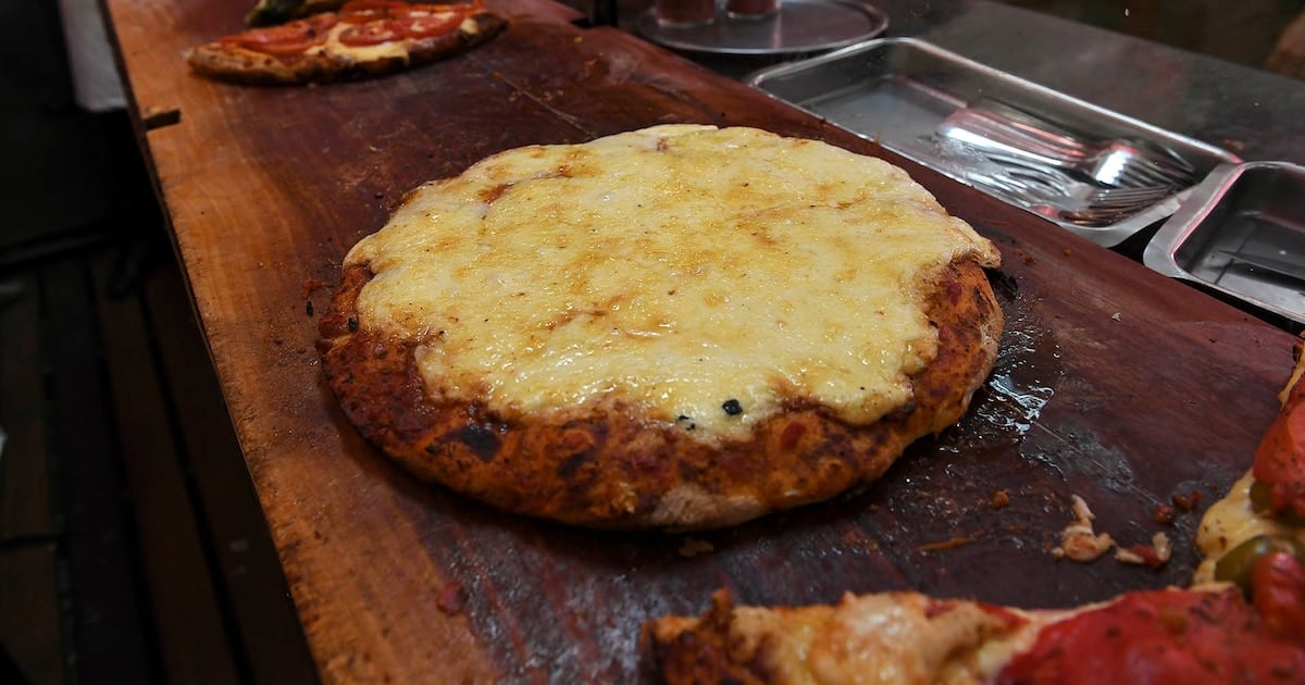 Una noche en Güerrín: cuánto sale hoy sentarse en una de las pizzerías históricas de la avenida Corrientes