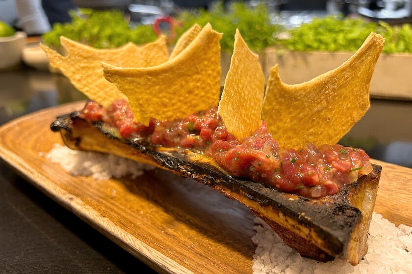 Carne cruda, tuétano caliente: la apuesta de Rafa Liñán en el casco viejo de Sevilla