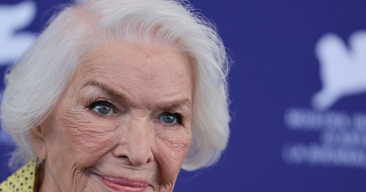A los 93, Ellen Burstyn sostiene su rutina sobre cuatro patas: la del perro, la del gimnasio, la del preparador y la del sentido común