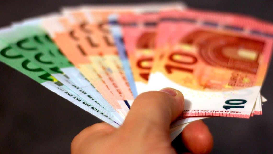Euro blue: la moneda europea trepó seis pesos en la apertura del miércoles y se aleja del precio oficial