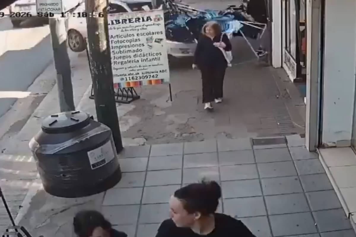 Atropelló a una joven en la vereda, chocó contra un local de ropa en San José y sigue sin haber cerco de lo que ocurrió