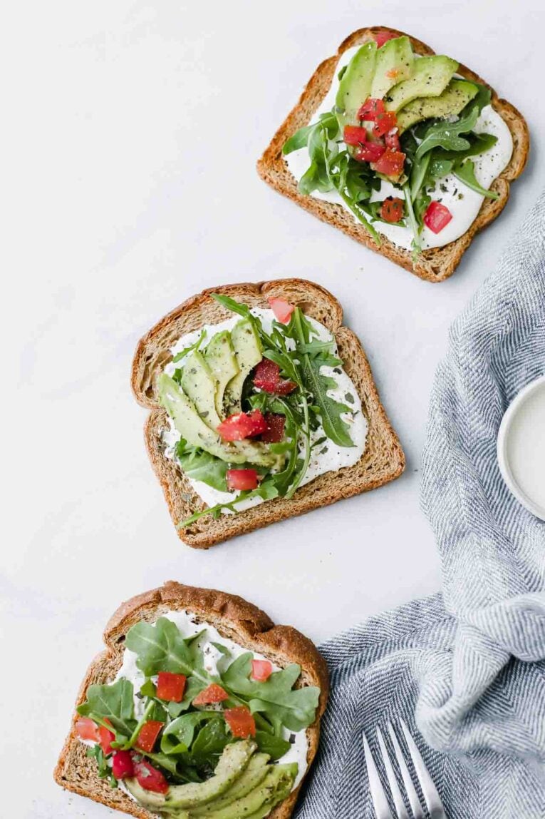 Tostadas con palta: cinco combinaciones para resolver el día sin complicarse