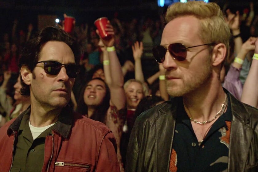 Llega al streaming la comedia dramática sobre un compositor fantasma al que Paul Rudd le canta a la cara