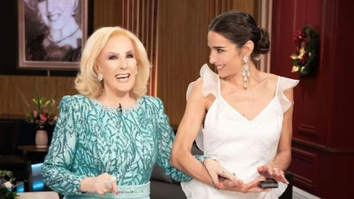 Juana Viale se queda al mando del domingo y del sábado mientras Mirtha Legrand pelea por volver a casa