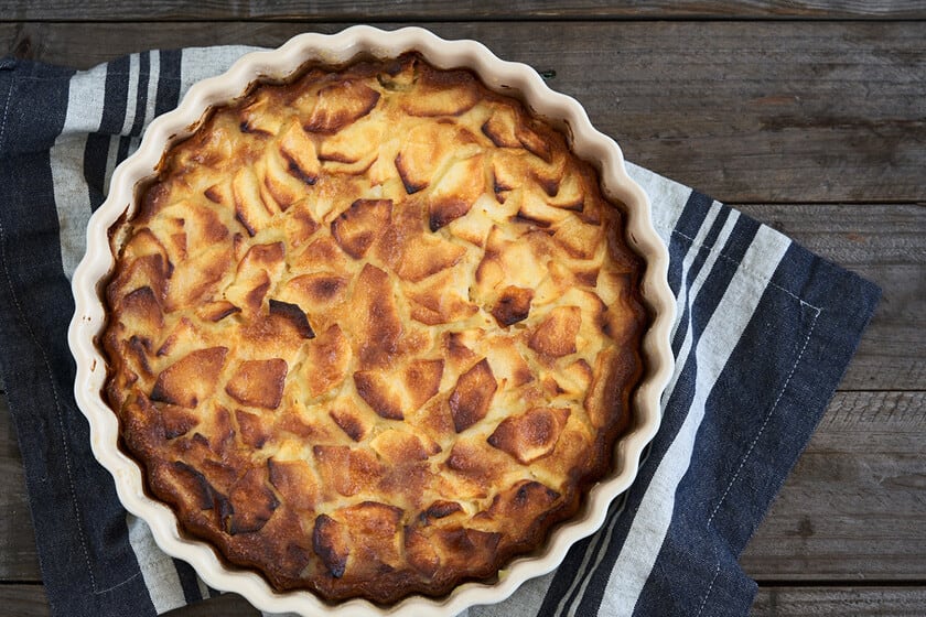 Una tarta de manzana que se cocina en media hora y lleva la fruta hasta en la masa