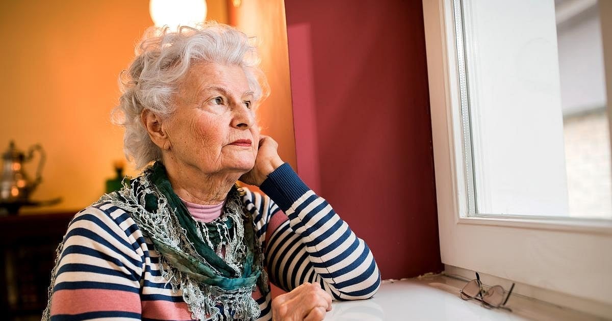 Vivir solo y sentirse solo: dos puertas distintas que conducen al mismo riesgo