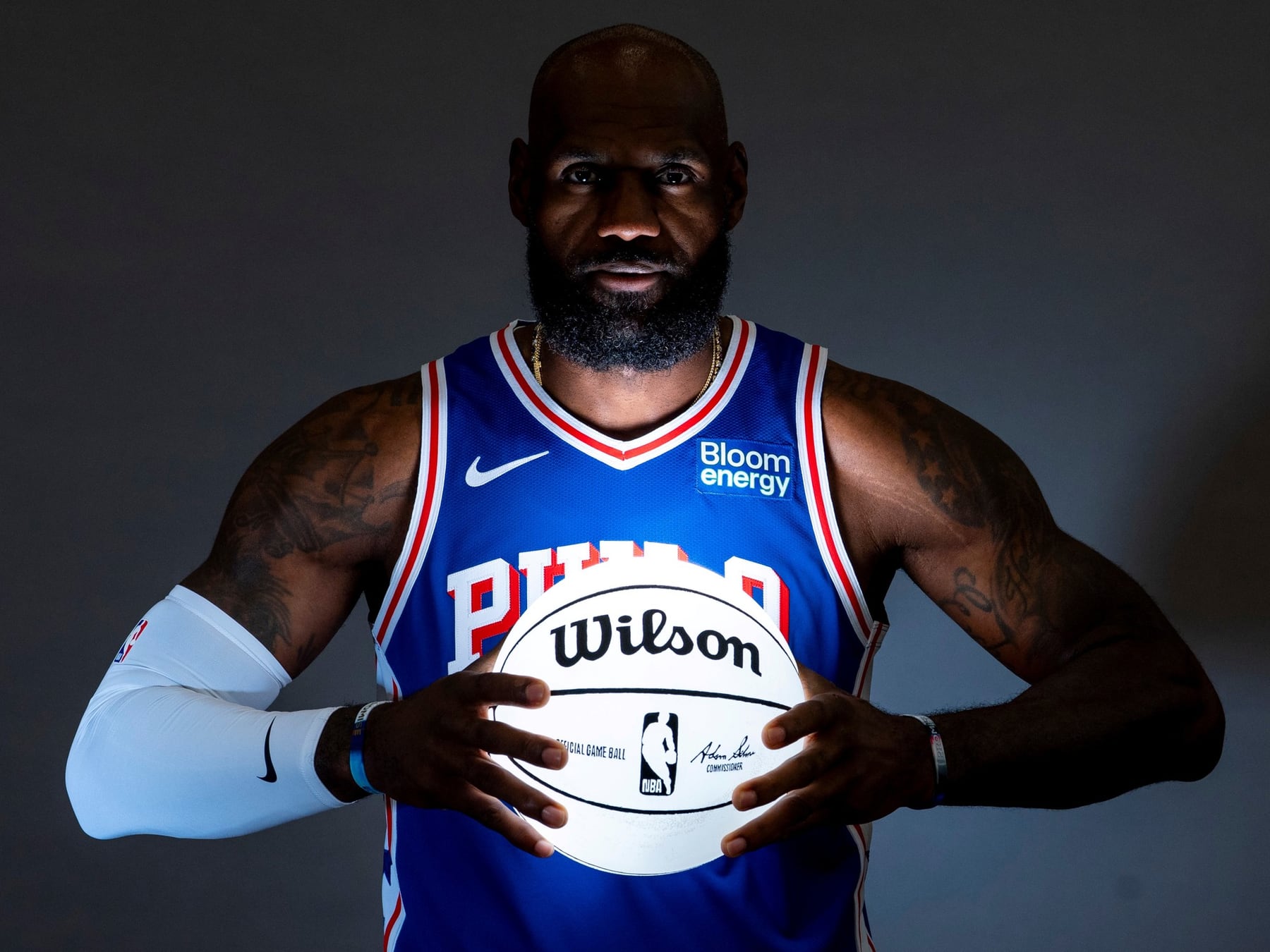 LeBron James se calza la camiseta de los Sixers: “No dejé a mi familia para perder en segunda ronda”