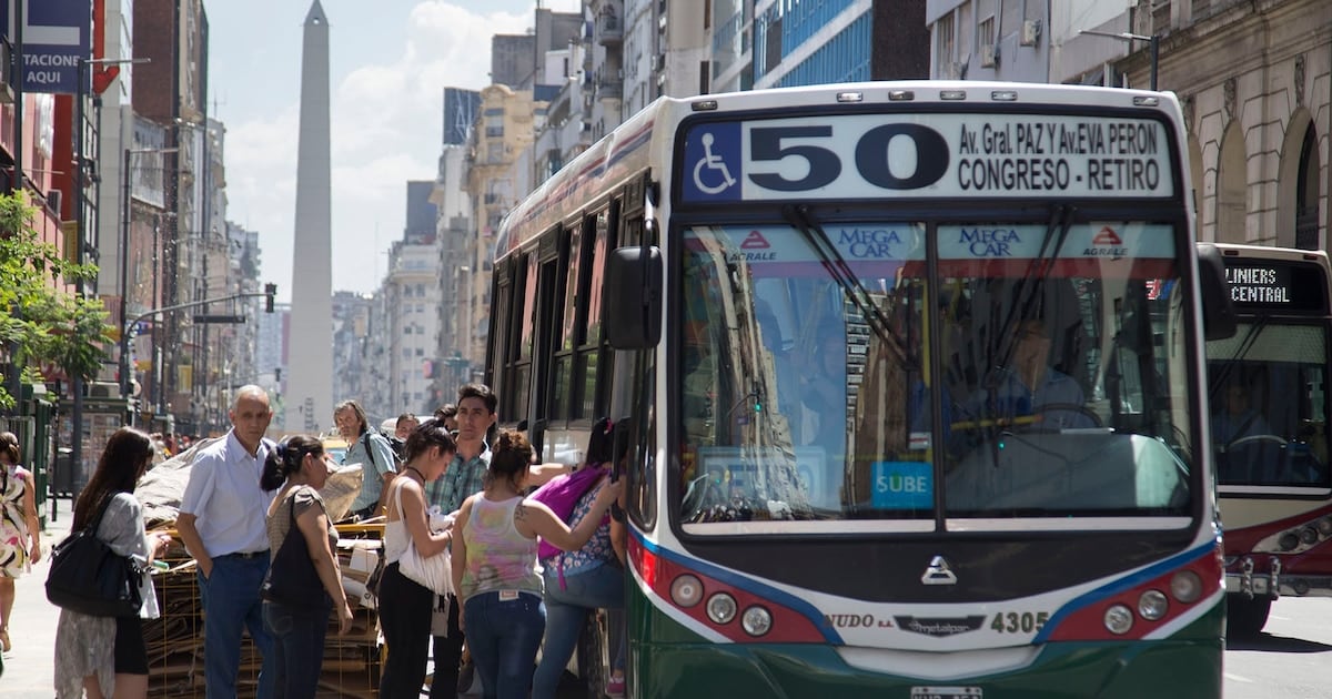 A partir de octubre, el boleto mínimo de colectivo porteño costará $920,48 y el subte llegará a $1.817