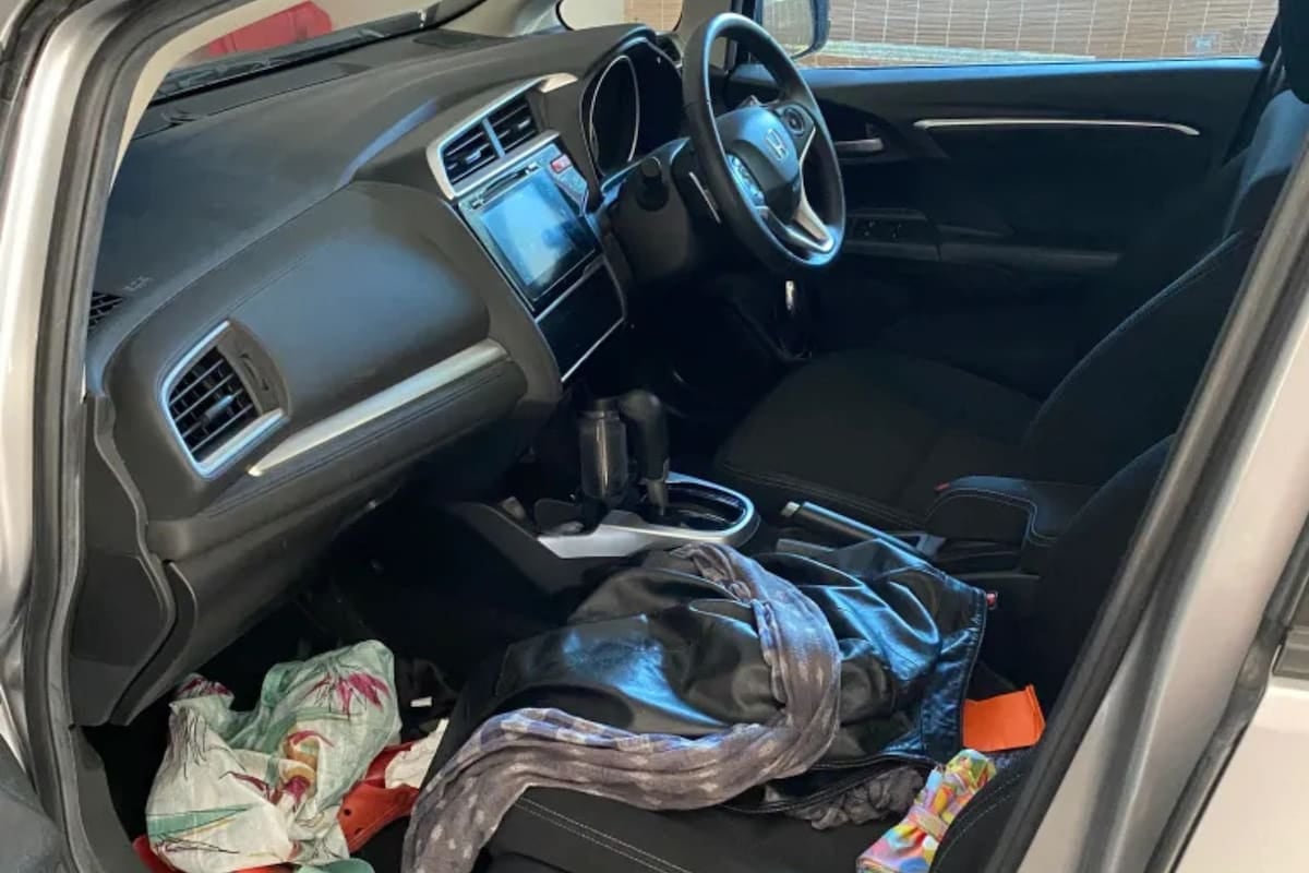 El habitáculo del auto como reflejo de la rutina: orden, ánimo y prudencia al volante