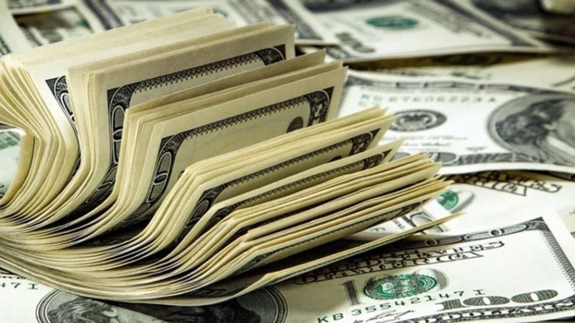 Dólar blue cedió cinco pesos y se consolidó por debajo del oficial y del MEP