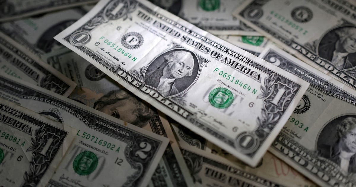 El dólar minorista retrocedió en la semana mientras el blue terminó sin cambios en la City porteña