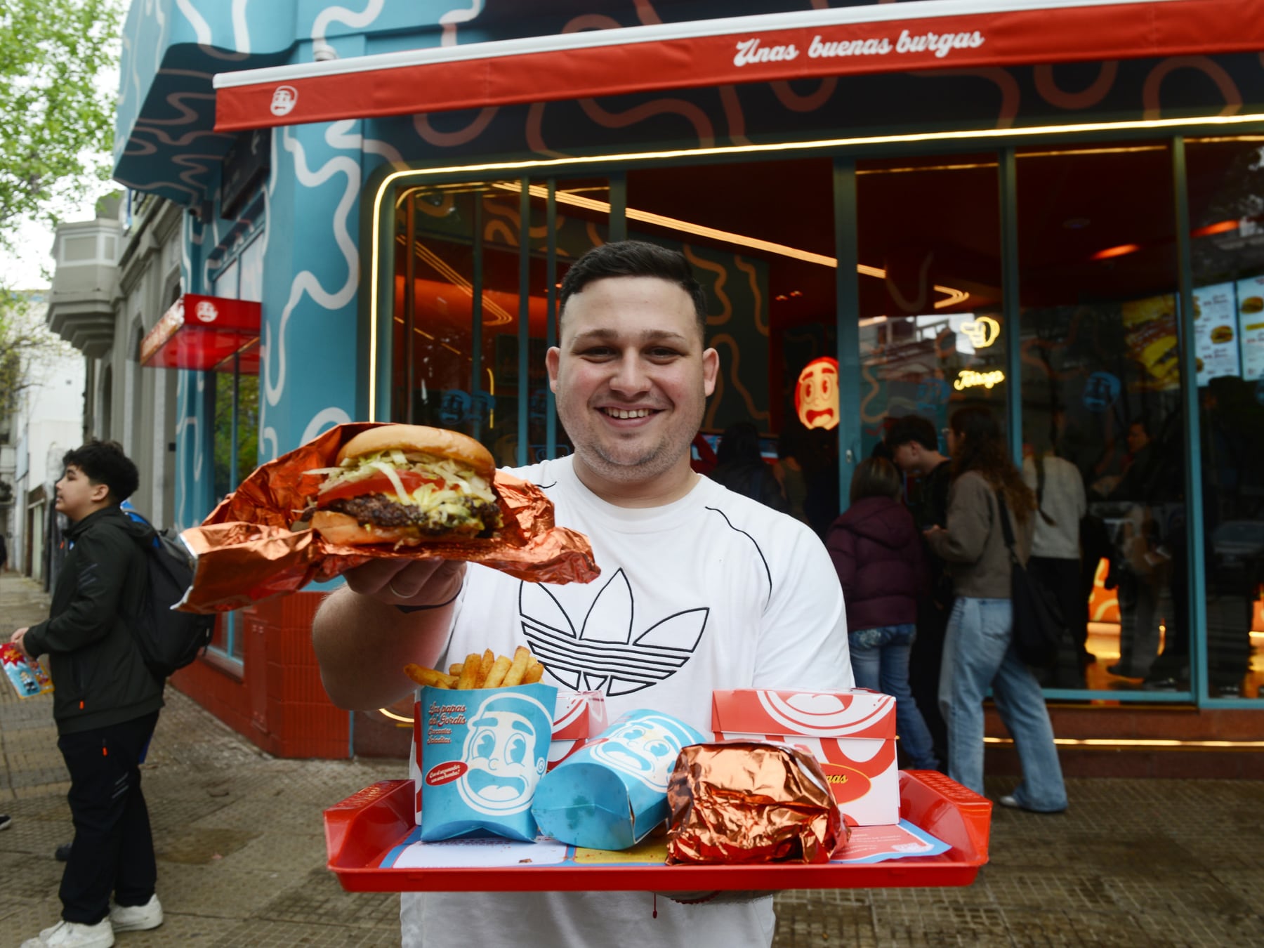 Carne, pollo y mucha salsa: así es la primera hamburguesería de El Gordis en el corazón de Palermo